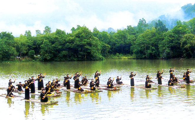 Khu du lịch tỉnh Tuyên Quang ra mắt sản phẩm du lịch trải nghiệm mới "Bơi mảng - Hát Then trên hồ Nà Nưa". (Nguồn ảnh: vntravellive.com)